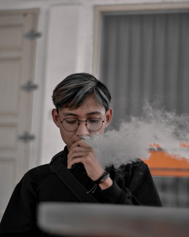 Personne-détendue-vapant-du-CBD-chez-Ismoke-31-Toulouse